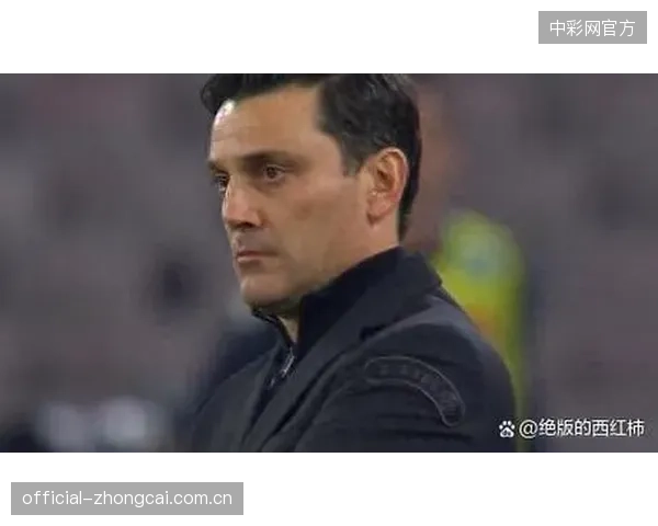 在蒙特拉的无锋体系中,队长恰尔汗奥卢的调度至关重要,他需要引导前场攻击手进行频繁换位穿插。 在蒙特拉的无锋体系中,队长恰尔汗奥卢的调度至关重要,他需要引导前场攻击手进行频繁换位穿插。